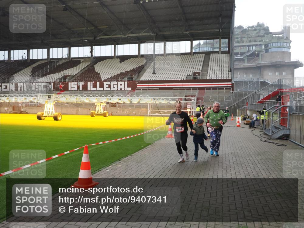 07.12.2025 - St. Pauli X-Mass-Run No. 15 Fabian Wolf http://msf.ph/oto/9407341 07.12.2025 11:05:08 Ziel 117, 128, 200, 201, 889, 1152, 1212, 1411, 1630 meine-sportfotos.de