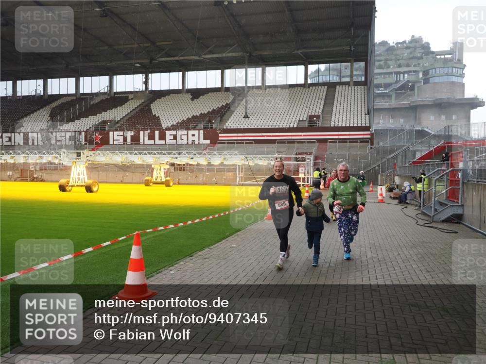 07.12.2025 - St. Pauli X-Mass-Run No. 15 Fabian Wolf http://msf.ph/oto/9407345 07.12.2025 11:05:08 Ziel 117, 128, 200, 201, 889, 1152, 1212, 1411, 1630 meine-sportfotos.de