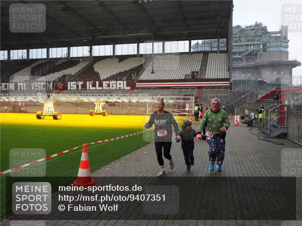 07.12.2025 - St. Pauli X-Mass-Run No. 15 Fabian Wolf http://msf.ph/oto/9407351 07.12.2025 11:05:08 Ziel 117, 128, 200, 201, 889, 1152, 1212, 1411, 1630 meine-sportfotos.de