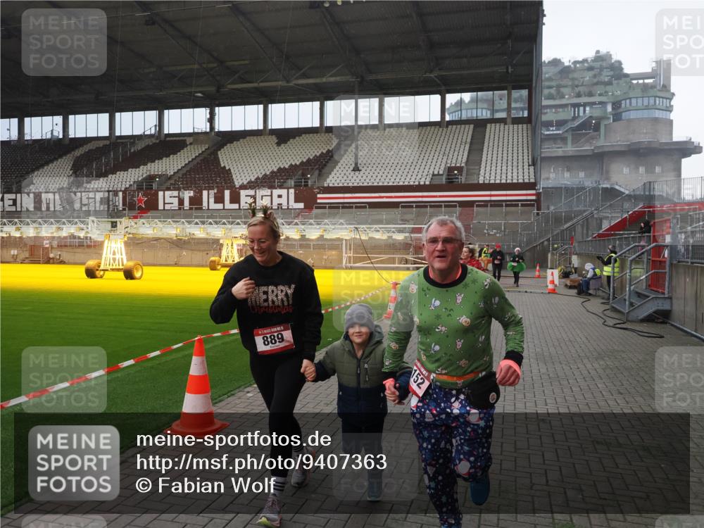 07.12.2025 - St. Pauli X-Mass-Run No. 15 Fabian Wolf http://msf.ph/oto/9407363 07.12.2025 11:05:09 Ziel 117, 128, 200, 201, 889, 1152, 1630 meine-sportfotos.de