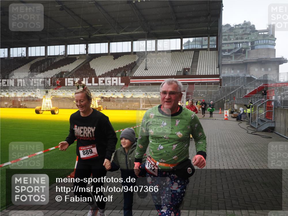07.12.2025 - St. Pauli X-Mass-Run No. 15 Fabian Wolf http://msf.ph/oto/9407366 07.12.2025 11:05:09 Ziel 117, 128, 200, 201, 889, 1152, 1630 meine-sportfotos.de