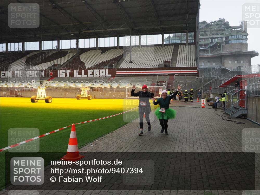 07.12.2025 - St. Pauli X-Mass-Run No. 15 Fabian Wolf http://msf.ph/oto/9407394 07.12.2025 11:05:16 Ziel 200, 201, 889, 1152, 1492, 1630 meine-sportfotos.de
