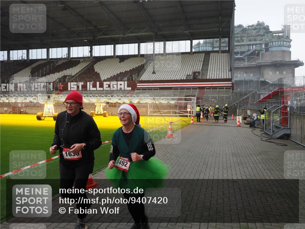 07.12.2025 - St. Pauli X-Mass-Run No. 15 Fabian Wolf http://msf.ph/oto/9407420 07.12.2025 11:05:17 Ziel 200, 201, 434, 889, 1152, 1492, 1600, 1630 meine-sportfotos.de