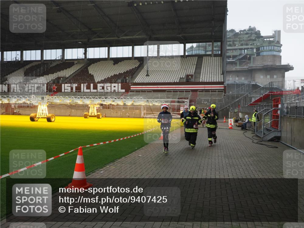 07.12.2025 - St. Pauli X-Mass-Run No. 15 Fabian Wolf http://msf.ph/oto/9407425 07.12.2025 11:05:24 Ziel 434, 1311, 1492, 1600, 1630 meine-sportfotos.de