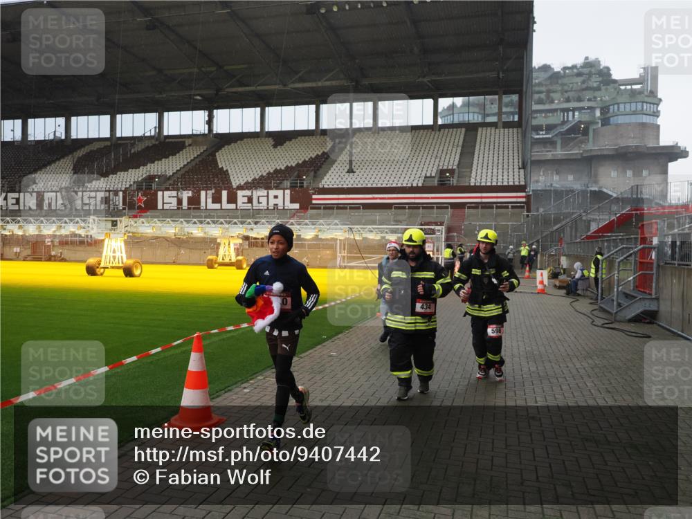 07.12.2025 - St. Pauli X-Mass-Run No. 15 Fabian Wolf http://msf.ph/oto/9407442 07.12.2025 11:05:26 Ziel 434, 1311, 1492, 1600, 1630 meine-sportfotos.de