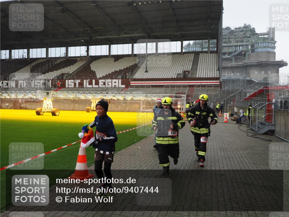 07.12.2025 - St. Pauli X-Mass-Run No. 15 Fabian Wolf http://msf.ph/oto/9407444 07.12.2025 11:05:26 Ziel 434, 1311, 1492, 1600, 1630 meine-sportfotos.de