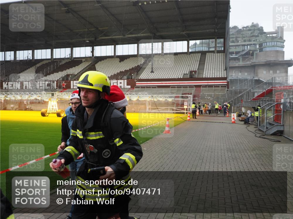 07.12.2025 - St. Pauli X-Mass-Run No. 15 Fabian Wolf http://msf.ph/oto/9407471 07.12.2025 11:05:28 Ziel 434, 1311, 1492, 1600, 1630 meine-sportfotos.de
