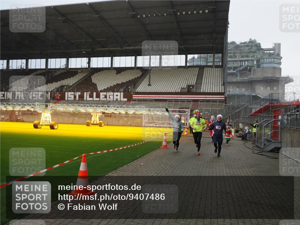 07.12.2025 - St. Pauli X-Mass-Run No. 15 Fabian Wolf http://msf.ph/oto/9407486 07.12.2025 11:05:35 Ziel 199, 434, 831, 1046, 1049, 1311, 1600, 1840, 1841, 2006, 2884 meine-sportfotos.de