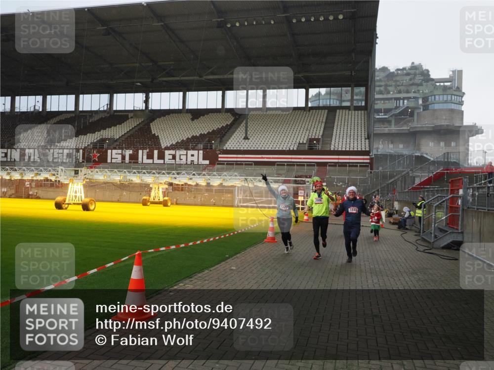 07.12.2025 - St. Pauli X-Mass-Run No. 15 Fabian Wolf http://msf.ph/oto/9407492 07.12.2025 11:05:36 Ziel 199, 434, 831, 1046, 1049, 1311, 1600, 1840, 1841, 2006, 2884 meine-sportfotos.de