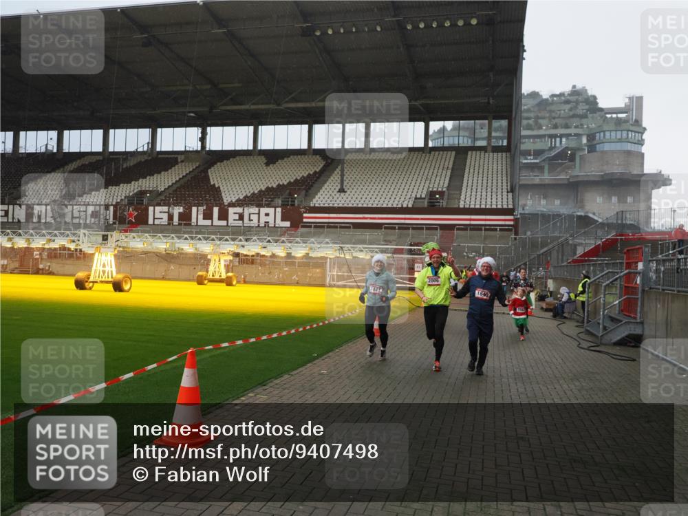 07.12.2025 - St. Pauli X-Mass-Run No. 15 Fabian Wolf http://msf.ph/oto/9407498 07.12.2025 11:05:36 Ziel 199, 434, 831, 1046, 1049, 1311, 1600, 1840, 1841, 2006, 2884 meine-sportfotos.de
