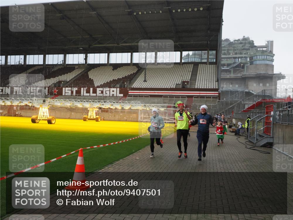 07.12.2025 - St. Pauli X-Mass-Run No. 15 Fabian Wolf http://msf.ph/oto/9407501 07.12.2025 11:05:36 Ziel 199, 434, 831, 1046, 1049, 1311, 1600, 1840, 1841, 2006, 2884 meine-sportfotos.de