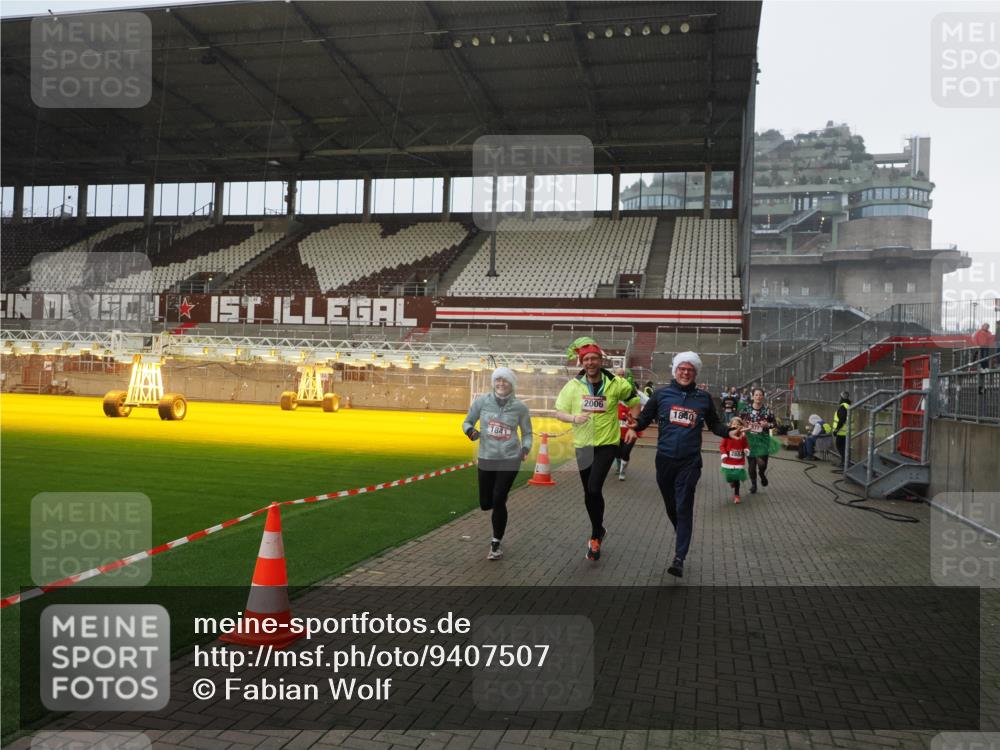 07.12.2025 - St. Pauli X-Mass-Run No. 15 Fabian Wolf http://msf.ph/oto/9407507 07.12.2025 11:05:37 Ziel 199, 434, 831, 1046, 1049, 1311, 1600, 1840, 1841, 2006, 2884 meine-sportfotos.de