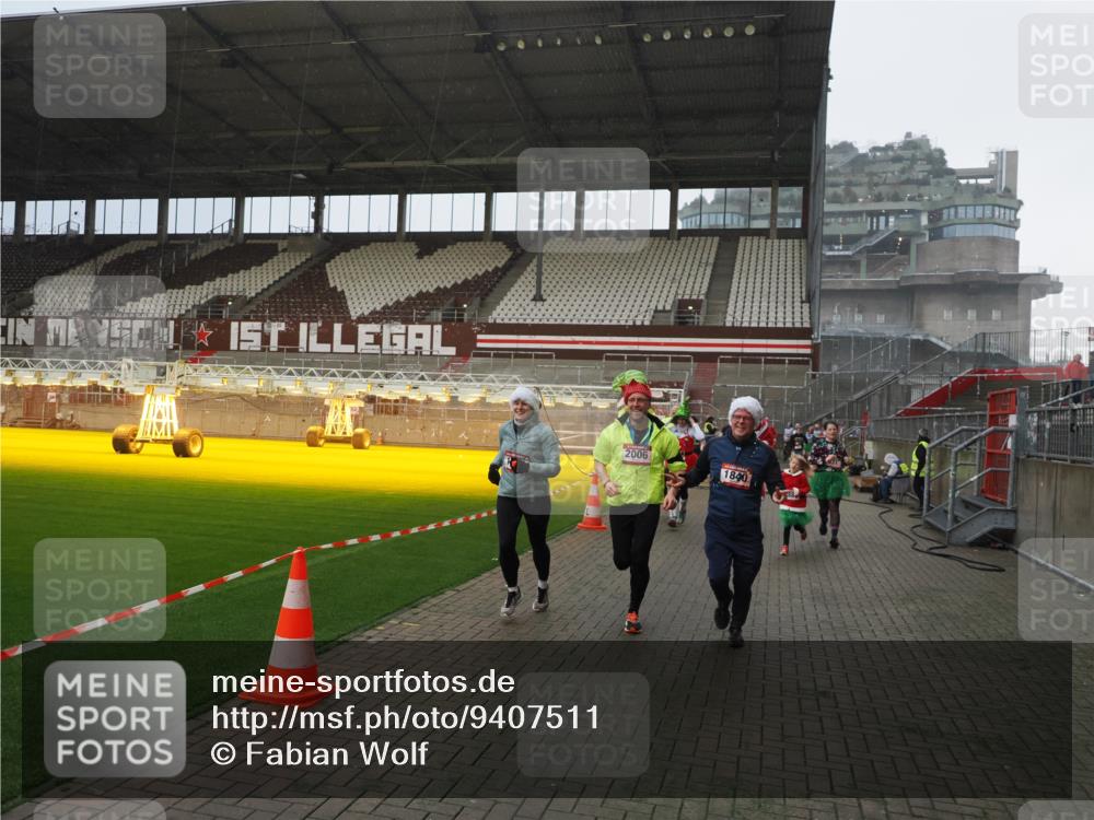07.12.2025 - St. Pauli X-Mass-Run No. 15 Fabian Wolf http://msf.ph/oto/9407511 07.12.2025 11:05:37 Ziel 199, 434, 831, 1046, 1049, 1311, 1600, 1840, 1841, 2006, 2884 meine-sportfotos.de