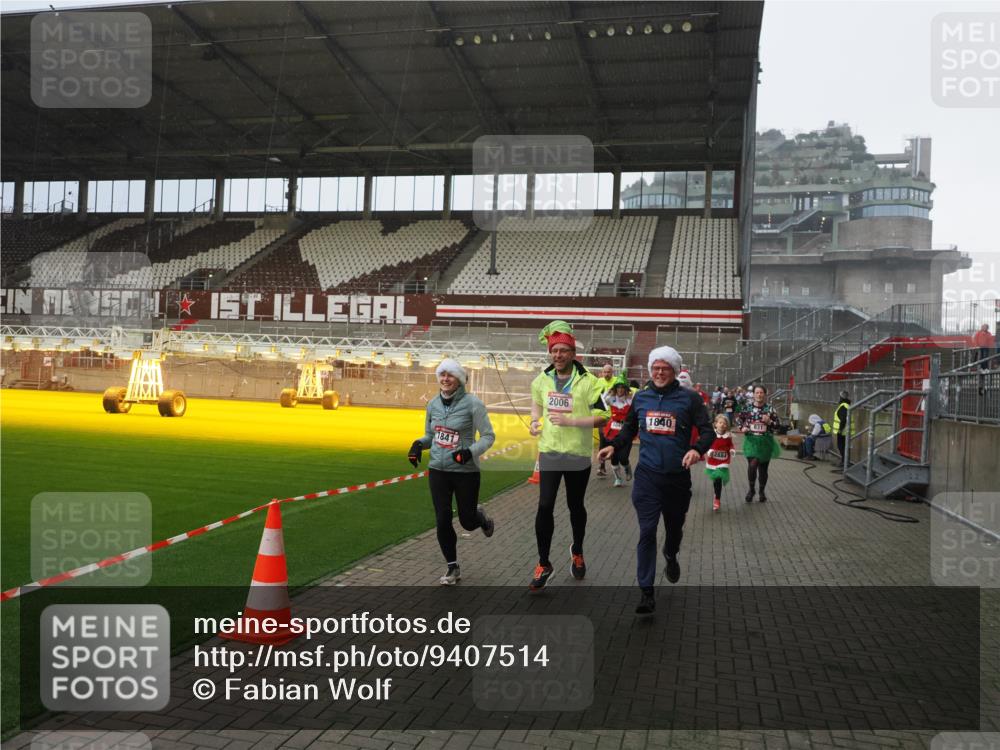 07.12.2025 - St. Pauli X-Mass-Run No. 15 Fabian Wolf http://msf.ph/oto/9407514 07.12.2025 11:05:37 Ziel 199, 434, 831, 1046, 1049, 1311, 1600, 1840, 1841, 2006, 2884 meine-sportfotos.de
