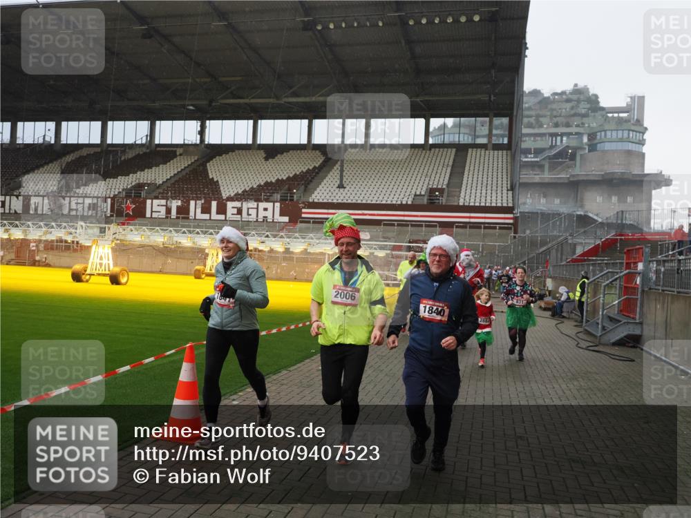 07.12.2025 - St. Pauli X-Mass-Run No. 15 Fabian Wolf http://msf.ph/oto/9407523 07.12.2025 11:05:38 Ziel 199, 831, 1046, 1049, 1311, 1840, 1841, 2006, 2884 meine-sportfotos.de