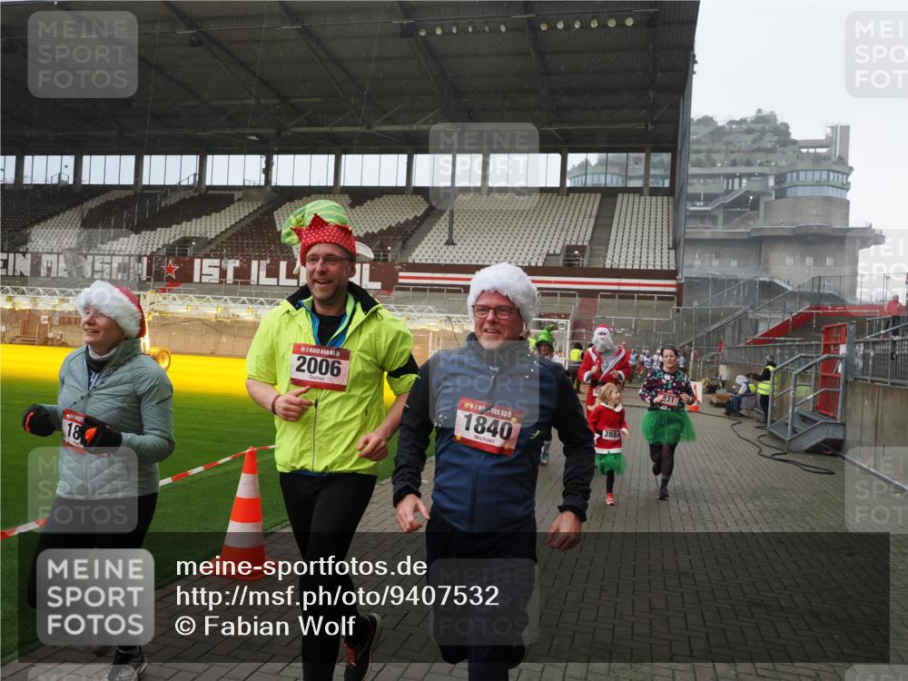 07.12.2025 - St. Pauli X-Mass-Run No. 15 Fabian Wolf http://msf.ph/oto/9407532 07.12.2025 11:05:38 Ziel 199, 831, 1046, 1049, 1311, 1840, 1841, 2006, 2884 meine-sportfotos.de