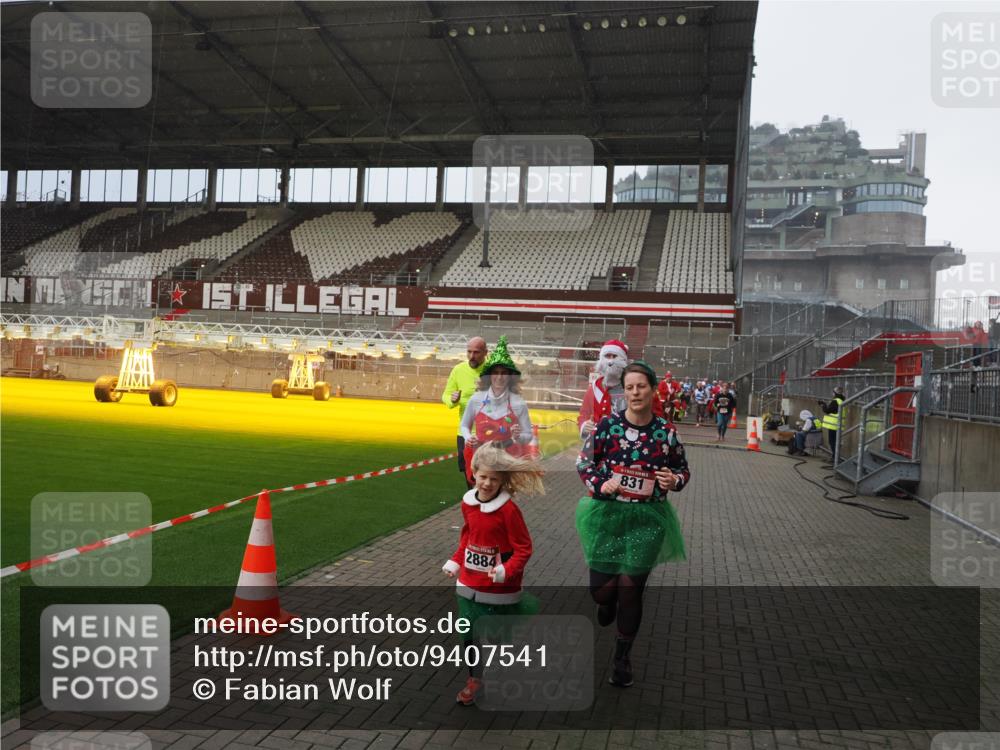 07.12.2025 - St. Pauli X-Mass-Run No. 15 Fabian Wolf http://msf.ph/oto/9407541 07.12.2025 11:05:40 Ziel 199, 831, 1046, 1049, 1196, 1311, 1840, 1841, 2006, 2254, 2884 meine-sportfotos.de