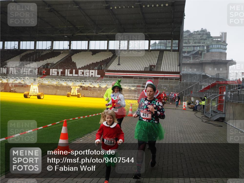 07.12.2025 - St. Pauli X-Mass-Run No. 15 Fabian Wolf http://msf.ph/oto/9407544 07.12.2025 11:05:40 Ziel 199, 831, 1046, 1049, 1196, 1311, 1840, 1841, 2006, 2254, 2884 meine-sportfotos.de