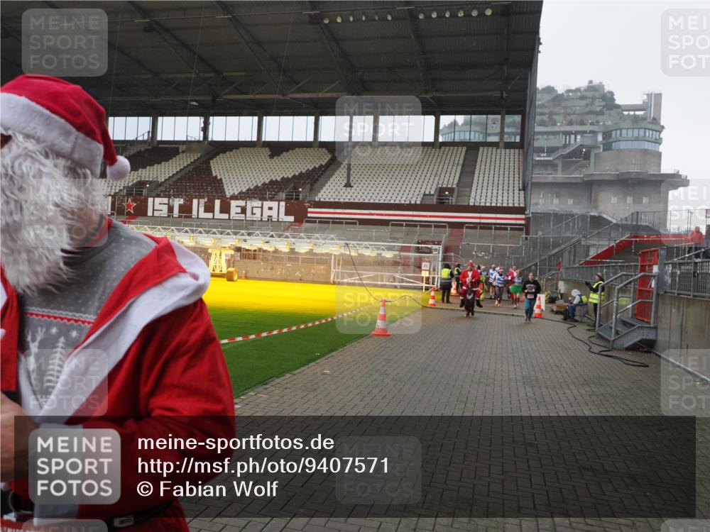 07.12.2025 - St. Pauli X-Mass-Run No. 15 Fabian Wolf http://msf.ph/oto/9407571 07.12.2025 11:05:42 Ziel 199, 831, 924, 925, 932, 1046, 1049, 1092, 1196, 1840, 1841, 2006, 2254, 2884 meine-sportfotos.de