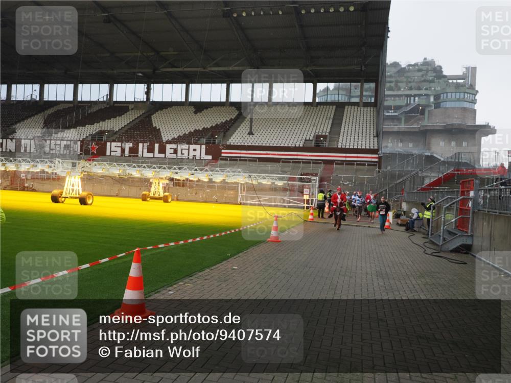 07.12.2025 - St. Pauli X-Mass-Run No. 15 Fabian Wolf http://msf.ph/oto/9407574 07.12.2025 11:05:42 Ziel 199, 831, 924, 925, 932, 1046, 1049, 1092, 1196, 1840, 1841, 2006, 2254, 2884 meine-sportfotos.de
