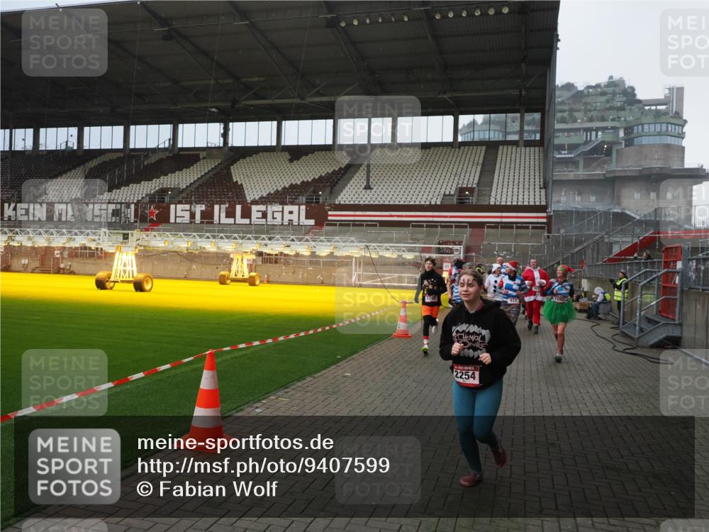 07.12.2025 - St. Pauli X-Mass-Run No. 15 Fabian Wolf http://msf.ph/oto/9407599 07.12.2025 11:05:48 Ziel 199, 831, 924, 925, 927, 929, 932, 973, 1046, 1049, 1092, 1196, 1208, 1428, 1432, 1840, 1841, 2006, 2254, 2884, 3272, 3278 meine-sportfotos.de