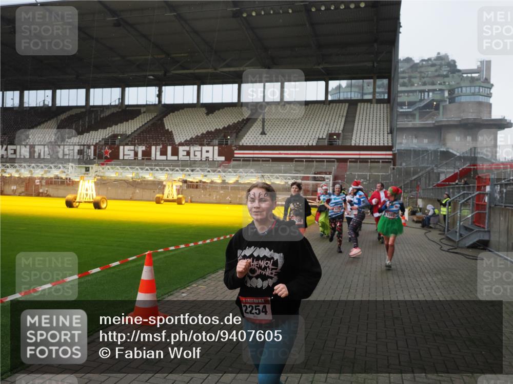 07.12.2025 - St. Pauli X-Mass-Run No. 15 Fabian Wolf http://msf.ph/oto/9407605 07.12.2025 11:05:48 Ziel 199, 831, 924, 925, 927, 929, 932, 973, 1046, 1049, 1092, 1196, 1208, 1428, 1432, 1840, 1841, 2006, 2254, 2884, 3272, 3278 meine-sportfotos.de
