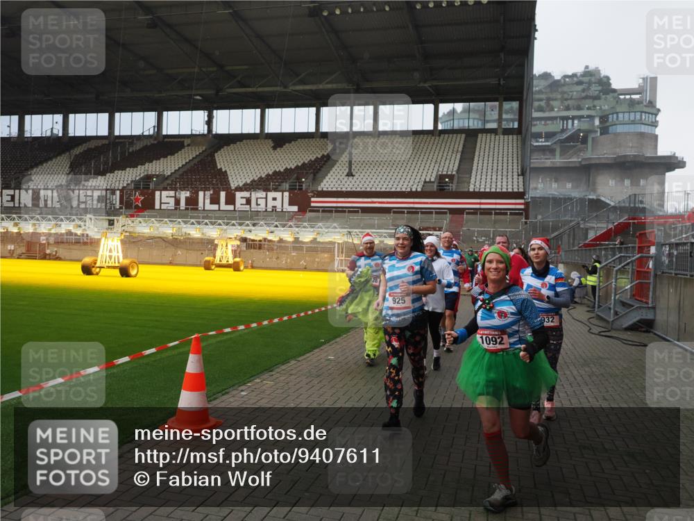 07.12.2025 - St. Pauli X-Mass-Run No. 15 Fabian Wolf http://msf.ph/oto/9407611 07.12.2025 11:05:51 Ziel 199, 298, 300, 659, 831, 924, 925, 927, 929, 932, 973, 1046, 1049, 1092, 1196, 1208, 1428, 1432, 1608, 2254, 2884, 3272, 3278 meine-sportfotos.de