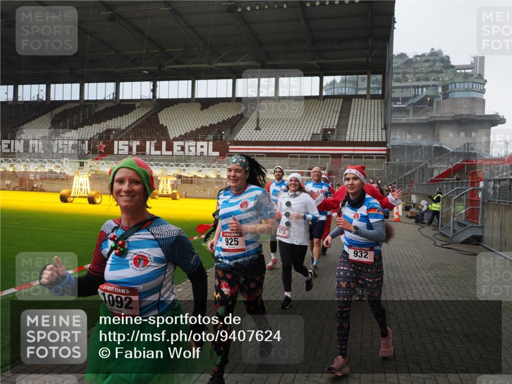 07.12.2025 - St. Pauli X-Mass-Run No. 15 Fabian Wolf http://msf.ph/oto/9407624 07.12.2025 11:05:52 Ziel 199, 298, 300, 659, 831, 924, 925, 927, 929, 932, 973, 1046, 1049, 1092, 1196, 1208, 1428, 1432, 1608, 2254, 2884, 3272, 3278 meine-sportfotos.de