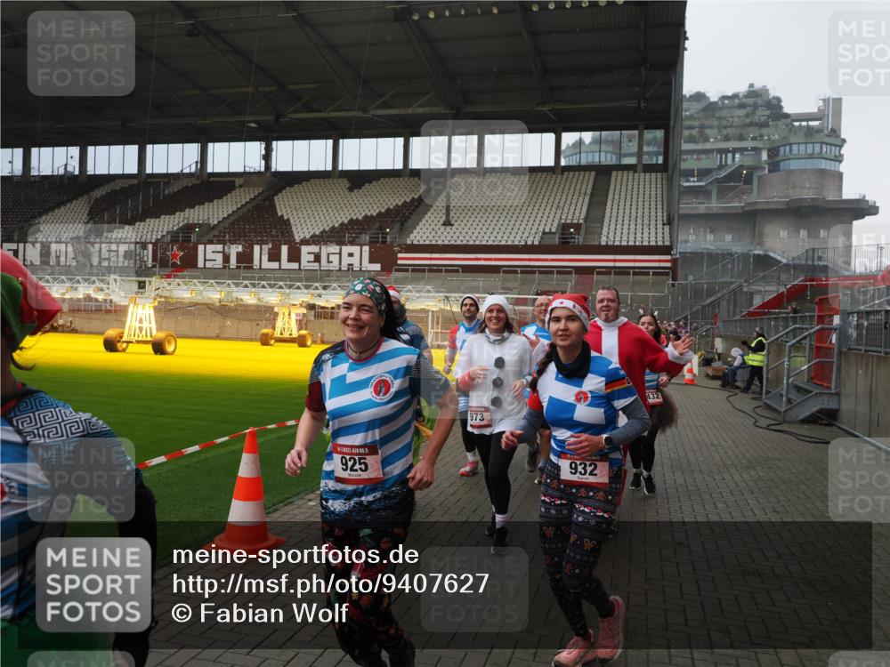 07.12.2025 - St. Pauli X-Mass-Run No. 15 Fabian Wolf http://msf.ph/oto/9407627 07.12.2025 11:05:52 Ziel 199, 298, 300, 659, 831, 924, 925, 927, 929, 932, 973, 1046, 1049, 1092, 1196, 1208, 1428, 1432, 1608, 2254, 2884, 3272, 3278 meine-sportfotos.de