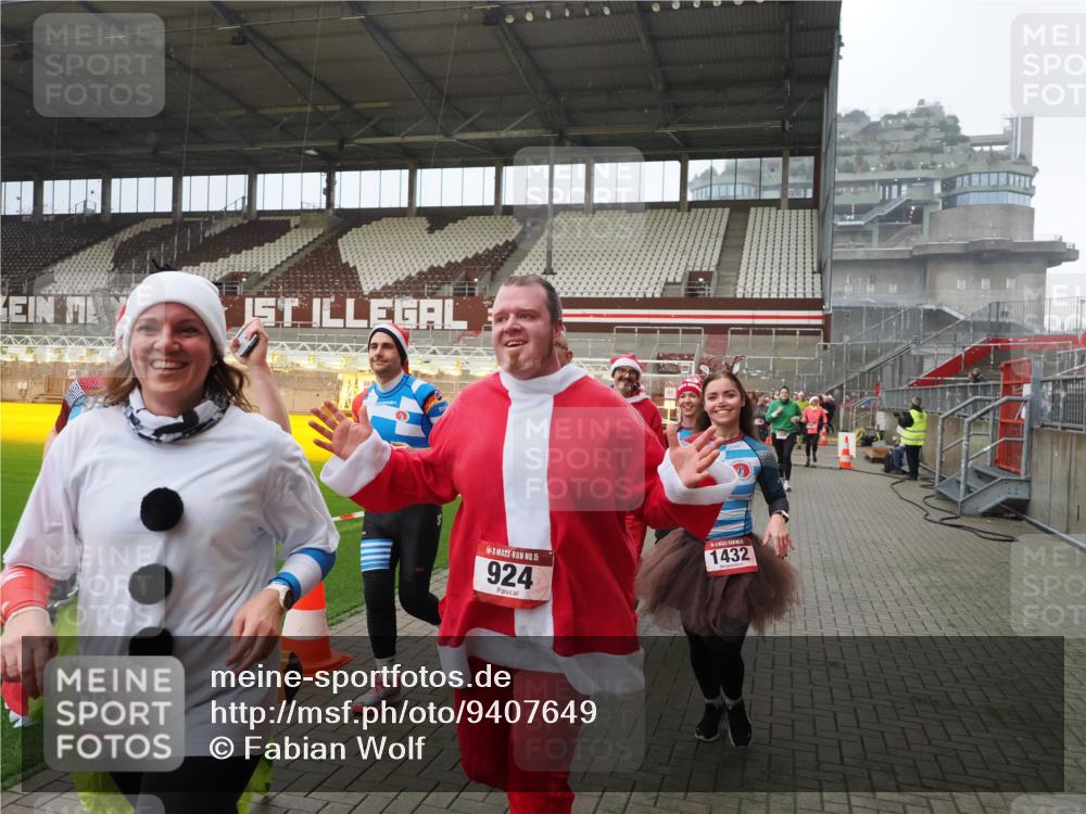 07.12.2025 - St. Pauli X-Mass-Run No. 15 Fabian Wolf http://msf.ph/oto/9407649 07.12.2025 11:05:53 Ziel 298, 300, 659, 831, 924, 925, 927, 929, 932, 973, 1092, 1196, 1208, 1428, 1432, 1608, 2254, 3272, 3278 meine-sportfotos.de