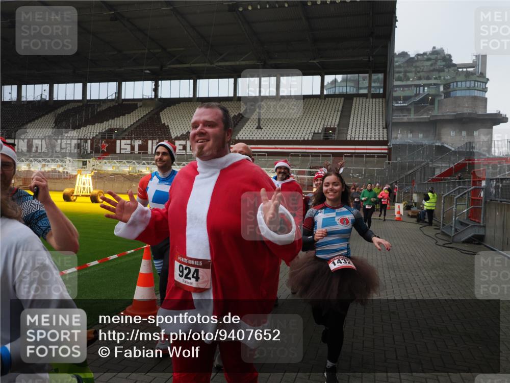 07.12.2025 - St. Pauli X-Mass-Run No. 15 Fabian Wolf http://msf.ph/oto/9407652 07.12.2025 11:05:54 Ziel 92, 298, 300, 659, 924, 925, 927, 929, 932, 973, 1025, 1092, 1196, 1208, 1428, 1432, 1608, 2254, 3272, 3278 meine-sportfotos.de