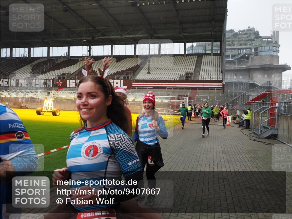 07.12.2025 - St. Pauli X-Mass-Run No. 15 Fabian Wolf http://msf.ph/oto/9407667 07.12.2025 11:05:55 Ziel 92, 298, 300, 659, 693, 924, 925, 927, 929, 932, 973, 1024, 1025, 1092, 1196, 1208, 1428, 1432, 1608, 1648, 2254, 3272, 3278 meine-sportfotos.de