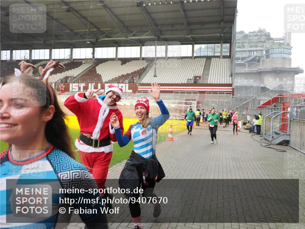 07.12.2025 - St. Pauli X-Mass-Run No. 15 Fabian Wolf http://msf.ph/oto/9407670 07.12.2025 11:05:55 Ziel 92, 298, 300, 659, 693, 924, 925, 927, 929, 932, 973, 1024, 1025, 1092, 1196, 1208, 1428, 1432, 1608, 1648, 2254, 3272, 3278 meine-sportfotos.de