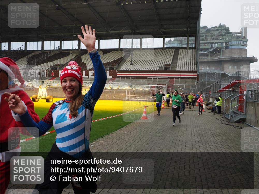 07.12.2025 - St. Pauli X-Mass-Run No. 15 Fabian Wolf http://msf.ph/oto/9407679 07.12.2025 11:05:55 Ziel 92, 298, 300, 659, 693, 924, 925, 927, 929, 932, 973, 1024, 1025, 1092, 1196, 1208, 1428, 1432, 1608, 1648, 2254, 3272, 3278 meine-sportfotos.de