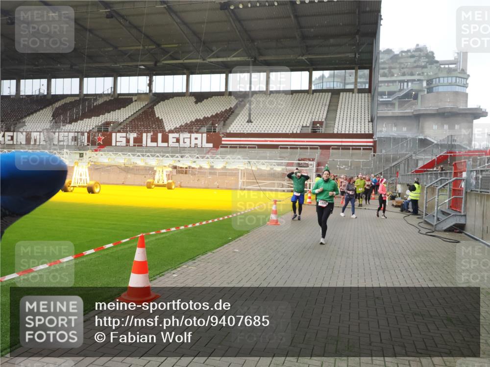 07.12.2025 - St. Pauli X-Mass-Run No. 15 Fabian Wolf http://msf.ph/oto/9407685 07.12.2025 11:05:56 Ziel 92, 298, 300, 659, 693, 924, 925, 927, 929, 932, 973, 1024, 1025, 1092, 1196, 1208, 1428, 1432, 1608, 1648, 2254, 3272, 3278 meine-sportfotos.de