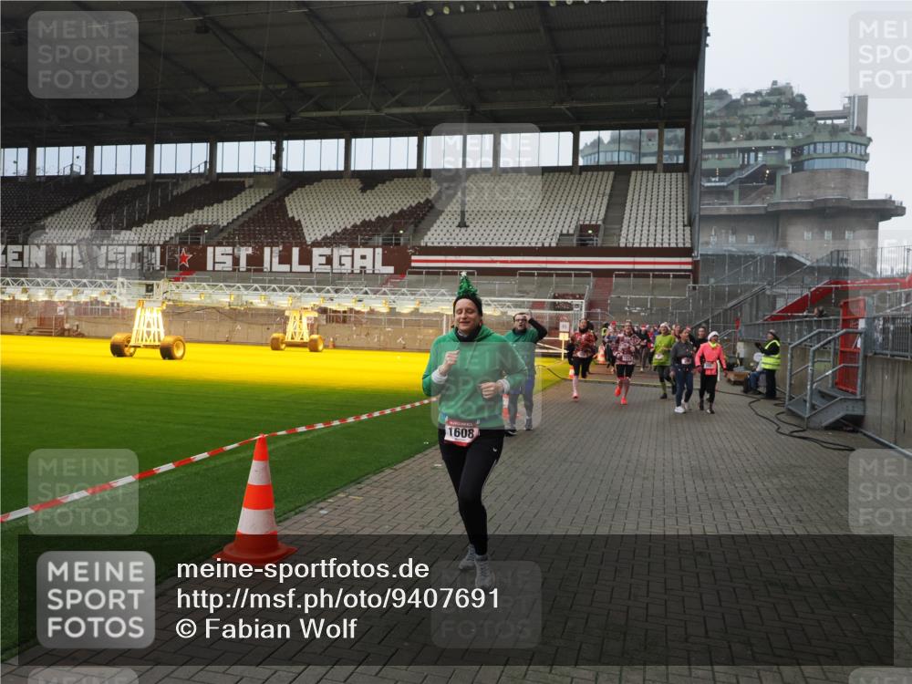 07.12.2025 - St. Pauli X-Mass-Run No. 15 Fabian Wolf http://msf.ph/oto/9407691 07.12.2025 11:05:58 Ziel 92, 298, 300, 659, 693, 854, 858, 878, 920, 924, 925, 927, 929, 932, 944, 973, 1024, 1025, 1092, 1196, 1208, 1428, 1432, 1608, 1648, 2243, 2245, 2254, 3272, 3278 meine-sportfotos.de