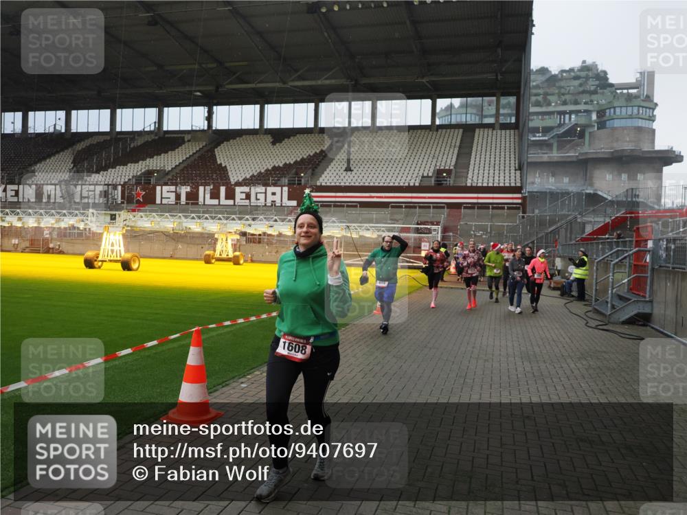 07.12.2025 - St. Pauli X-Mass-Run No. 15 Fabian Wolf http://msf.ph/oto/9407697 07.12.2025 11:05:58 Ziel 92, 298, 300, 659, 693, 854, 858, 878, 920, 924, 925, 927, 929, 932, 944, 973, 1024, 1025, 1092, 1196, 1208, 1428, 1432, 1608, 1648, 2243, 2245, 2254, 3272, 3278 meine-sportfotos.de