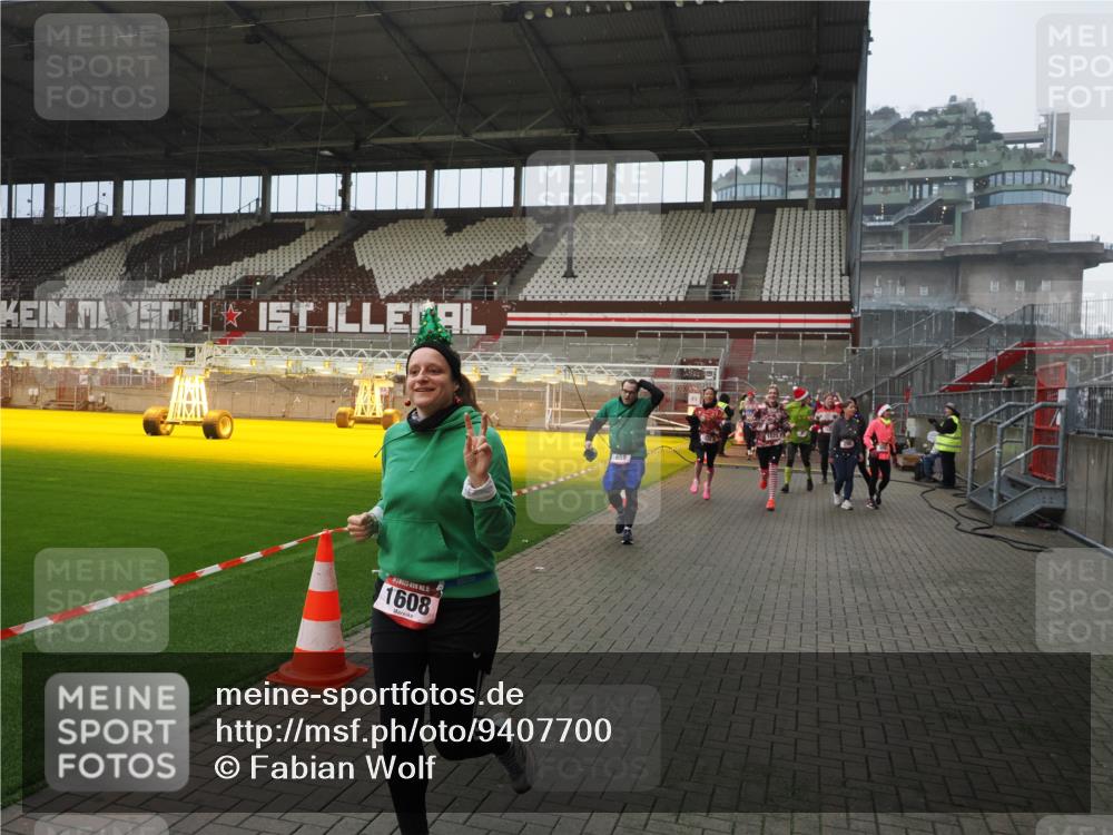 07.12.2025 - St. Pauli X-Mass-Run No. 15 Fabian Wolf http://msf.ph/oto/9407700 07.12.2025 11:05:58 Ziel 92, 298, 300, 659, 693, 854, 858, 878, 920, 924, 925, 927, 929, 932, 944, 973, 1024, 1025, 1092, 1196, 1208, 1428, 1432, 1608, 1648, 2243, 2245, 2254, 3272, 3278 meine-sportfotos.de