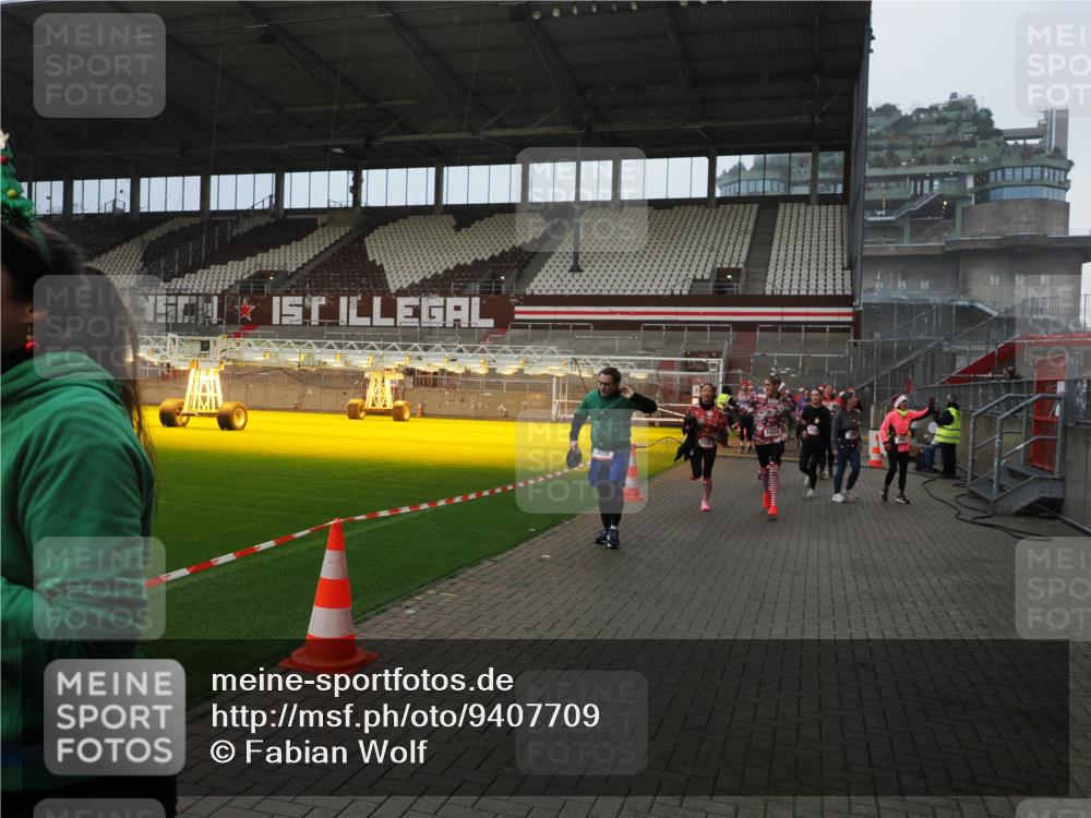 07.12.2025 - St. Pauli X-Mass-Run No. 15 Fabian Wolf http://msf.ph/oto/9407709 07.12.2025 11:05:59 Ziel 92, 298, 300, 659, 693, 854, 858, 878, 920, 924, 925, 927, 929, 932, 944, 973, 1024, 1025, 1092, 1196, 1208, 1428, 1429, 1430, 1432, 1608, 1648, 2243, 2245, 2254, 3272, 3278, 4583, 4585, 4587 meine-sportfotos.de