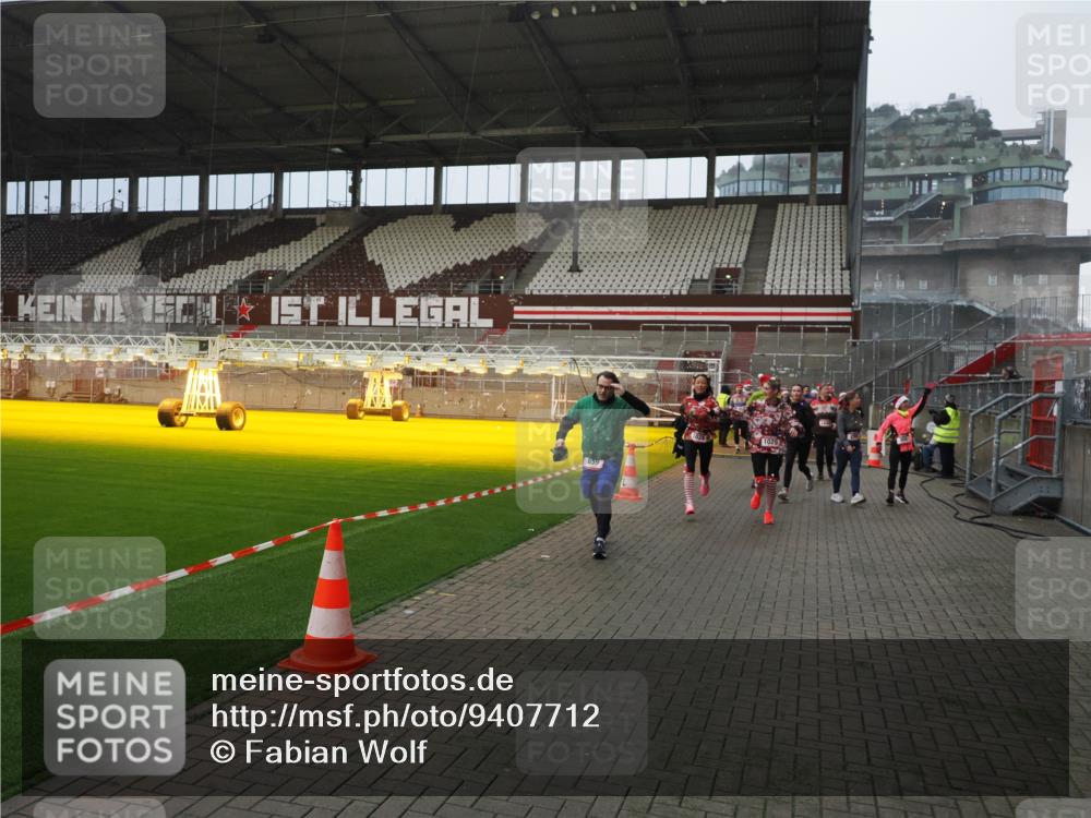 07.12.2025 - St. Pauli X-Mass-Run No. 15 Fabian Wolf http://msf.ph/oto/9407712 07.12.2025 11:05:59 Ziel 92, 298, 300, 659, 693, 854, 858, 878, 920, 924, 925, 927, 929, 932, 944, 973, 1024, 1025, 1092, 1196, 1208, 1428, 1429, 1430, 1432, 1608, 1648, 2243, 2245, 2254, 3272, 3278, 4583, 4585, 4587 meine-sportfotos.de
