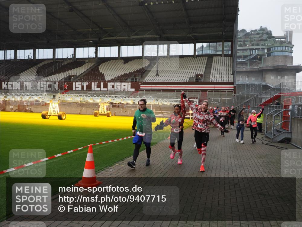 07.12.2025 - St. Pauli X-Mass-Run No. 15 Fabian Wolf http://msf.ph/oto/9407715 07.12.2025 11:06:00 Ziel 92, 298, 300, 659, 693, 854, 858, 878, 920, 924, 925, 927, 929, 932, 944, 973, 1024, 1025, 1092, 1208, 1223, 1229, 1428, 1429, 1430, 1432, 1608, 1648, 2243, 2245, 3272, 3278, 4583, 4585, 4587 meine-sportfotos.de