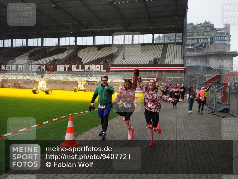07.12.2025 - St. Pauli X-Mass-Run No. 15 Fabian Wolf http://msf.ph/oto/9407721 07.12.2025 11:06:01 Ziel 92, 298, 300, 402, 403, 659, 693, 854, 858, 878, 920, 924, 925, 927, 929, 932, 944, 973, 1024, 1025, 1092, 1208, 1223, 1229, 1428, 1429, 1430, 1432, 1608, 1648, 2243, 2245, 3272, 3278, 4583, 4585, 4587 meine-sportfotos.de