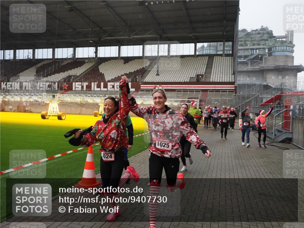 07.12.2025 - St. Pauli X-Mass-Run No. 15 Fabian Wolf http://msf.ph/oto/9407730 07.12.2025 11:06:01 Ziel 92, 298, 300, 402, 403, 659, 693, 854, 858, 878, 920, 924, 925, 927, 929, 932, 944, 973, 1024, 1025, 1092, 1208, 1223, 1229, 1428, 1429, 1430, 1432, 1608, 1648, 2243, 2245, 3272, 3278, 4583, 4585, 4587 meine-sportfotos.de