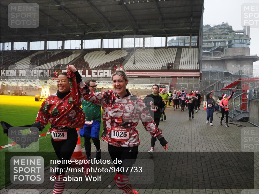 07.12.2025 - St. Pauli X-Mass-Run No. 15 Fabian Wolf http://msf.ph/oto/9407733 07.12.2025 11:06:02 Ziel 92, 298, 300, 402, 403, 659, 693, 854, 858, 878, 920, 924, 925, 927, 929, 944, 973, 1024, 1025, 1208, 1223, 1229, 1287, 1428, 1429, 1430, 1432, 1608, 1648, 2243, 2245, 3272, 3278, 4579, 4581, 4583, 4585, 4587 meine-sportfotos.de