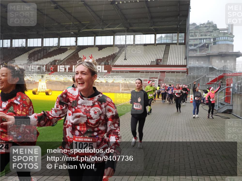 07.12.2025 - St. Pauli X-Mass-Run No. 15 Fabian Wolf http://msf.ph/oto/9407736 07.12.2025 11:06:02 Ziel 92, 298, 300, 402, 403, 659, 693, 854, 858, 878, 920, 924, 925, 927, 929, 944, 973, 1024, 1025, 1208, 1223, 1229, 1287, 1428, 1429, 1430, 1432, 1608, 1648, 2243, 2245, 3272, 3278, 4579, 4581, 4583, 4585, 4587 meine-sportfotos.de