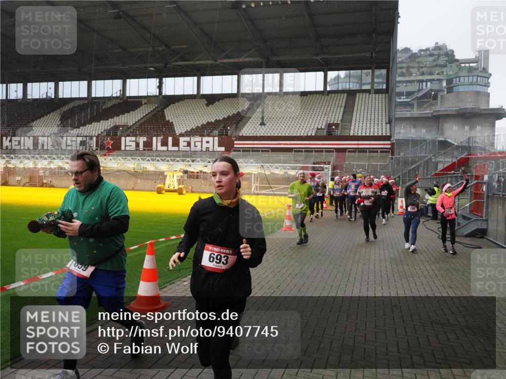 07.12.2025 - St. Pauli X-Mass-Run No. 15 Fabian Wolf http://msf.ph/oto/9407745 07.12.2025 11:06:02 Ziel 92, 298, 300, 402, 403, 659, 693, 854, 858, 878, 920, 924, 925, 927, 929, 944, 973, 1024, 1025, 1208, 1223, 1229, 1287, 1428, 1429, 1430, 1432, 1608, 1648, 2243, 2245, 3272, 3278, 4579, 4581, 4583, 4585, 4587 meine-sportfotos.de