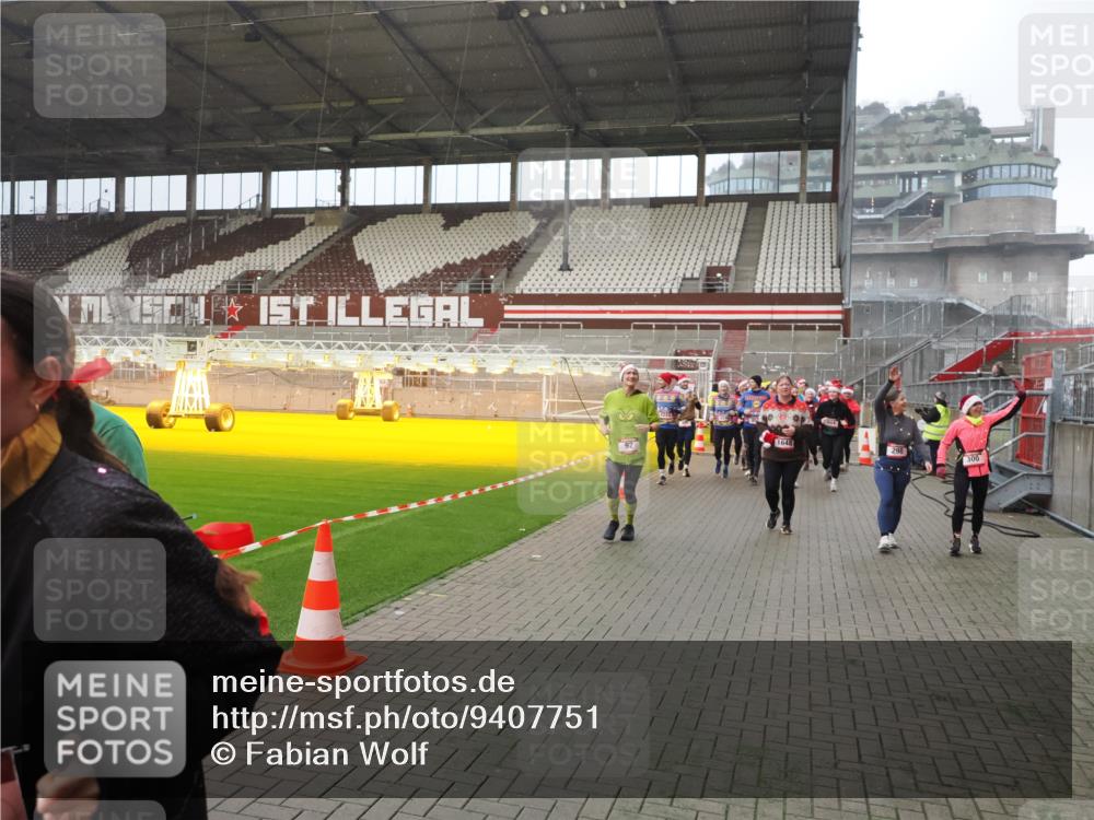 07.12.2025 - St. Pauli X-Mass-Run No. 15 Fabian Wolf http://msf.ph/oto/9407751 07.12.2025 11:06:03 Ziel 92, 298, 300, 402, 403, 556, 659, 693, 854, 858, 878, 920, 927, 929, 944, 973, 1024, 1025, 1208, 1223, 1229, 1287, 1428, 1429, 1430, 1432, 1608, 1648, 2243, 2245, 3272, 3278, 4579, 4581, 4583, 4585, 4587 meine-sportfotos.de