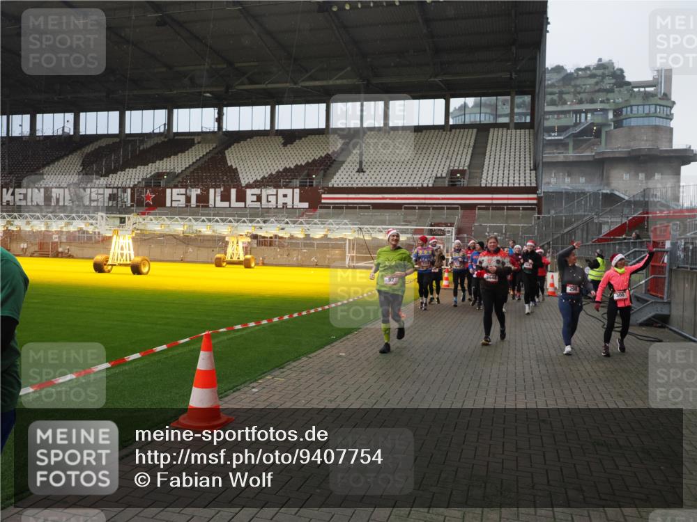 07.12.2025 - St. Pauli X-Mass-Run No. 15 Fabian Wolf http://msf.ph/oto/9407754 07.12.2025 11:06:03 Ziel 92, 298, 300, 402, 403, 556, 659, 693, 854, 858, 878, 920, 927, 929, 944, 973, 1024, 1025, 1208, 1223, 1229, 1287, 1428, 1429, 1430, 1432, 1608, 1648, 2243, 2245, 3272, 3278, 4579, 4581, 4583, 4585, 4587 meine-sportfotos.de