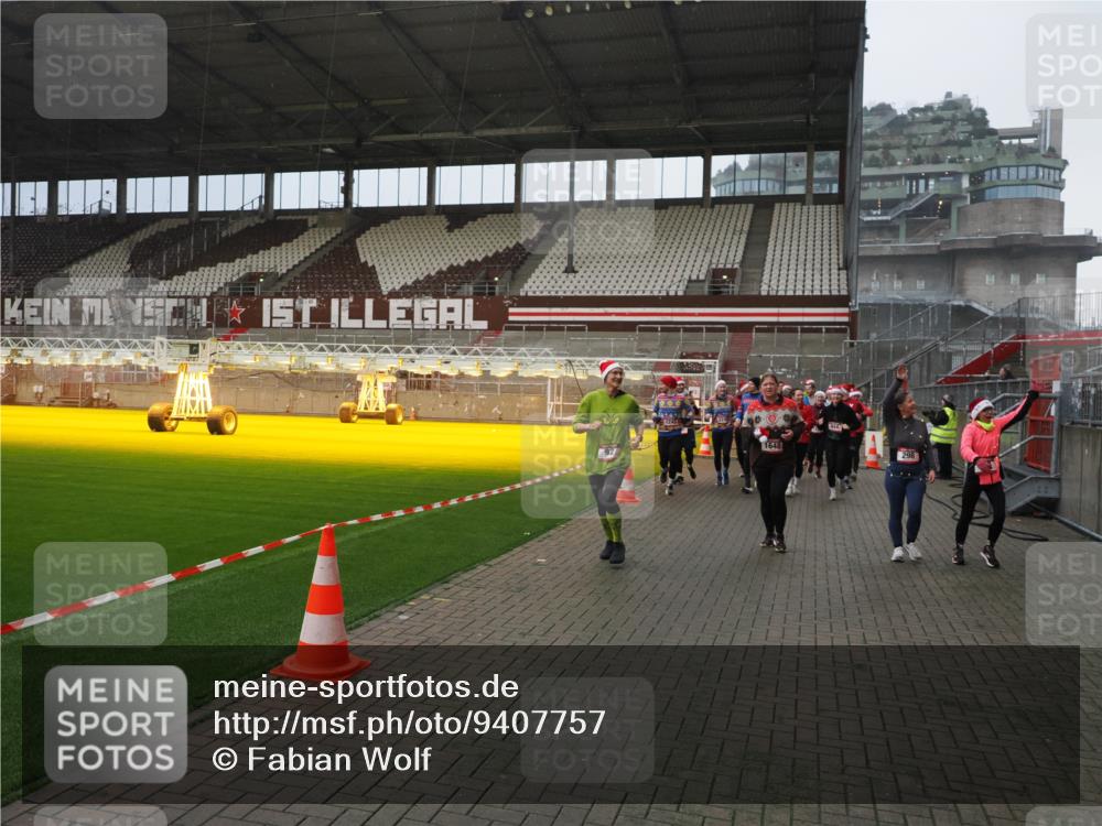 07.12.2025 - St. Pauli X-Mass-Run No. 15 Fabian Wolf http://msf.ph/oto/9407757 07.12.2025 11:06:03 Ziel 92, 298, 300, 402, 403, 556, 659, 693, 854, 858, 878, 920, 927, 929, 944, 973, 1024, 1025, 1208, 1223, 1229, 1287, 1428, 1429, 1430, 1432, 1608, 1648, 2243, 2245, 3272, 3278, 4579, 4581, 4583, 4585, 4587 meine-sportfotos.de