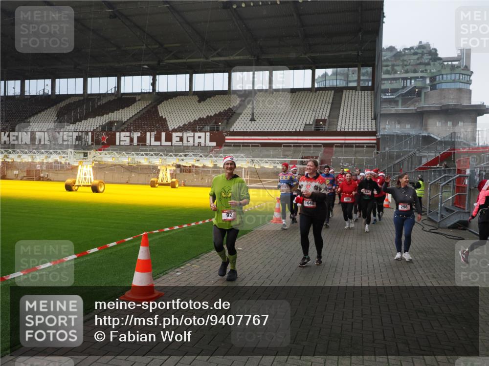 07.12.2025 - St. Pauli X-Mass-Run No. 15 Fabian Wolf http://msf.ph/oto/9407767 07.12.2025 11:06:04 Ziel 92, 298, 300, 402, 403, 556, 659, 693, 854, 858, 878, 920, 927, 929, 944, 1024, 1025, 1208, 1223, 1229, 1287, 1429, 1430, 1608, 1648, 2243, 2245, 3272, 3278, 4579, 4581, 4583, 4585, 4587 meine-sportfotos.de